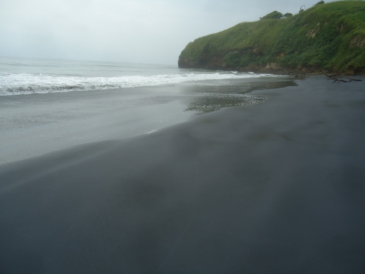 Esta es Mompiche, conocida como la "playa negra"